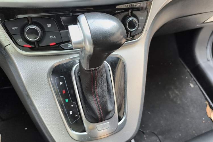 Used Haval M6 2017 1.5T Automatic Two-Wheel Drive Elite Model Gear Lever
