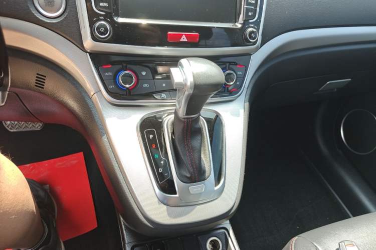 Used Haval M6 2017 1.5T Automatic Two-Wheel Drive Elite Model Gear Lever