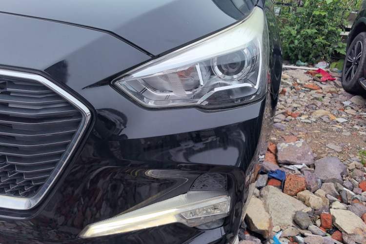 Used Haval M6 2017 1.5T Automatic Two-Wheel Drive Prestige Model Left Front Headlight