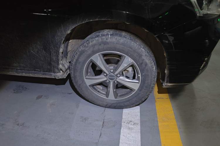 Used Haval M6 2017 1.5T Manual Two-Wheel Drive Elite Model Right Front Wheel Hub