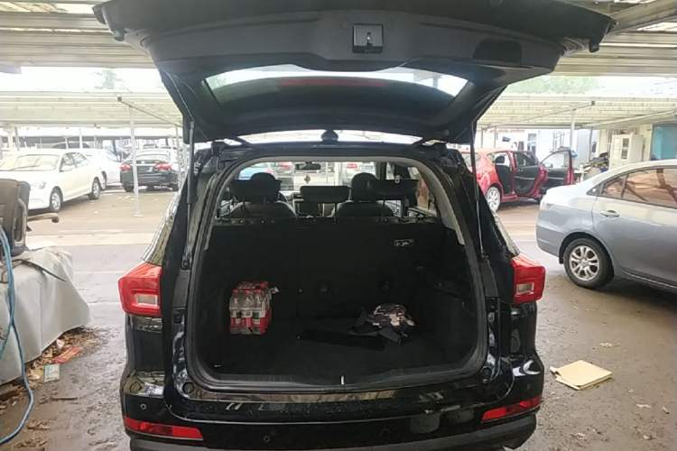 Used Haval M6 2017 1.5T Automatic Two-Wheel Drive Elite Model Trunk
