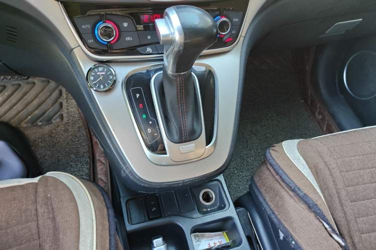 Used Haval M6 2017 1.5T Automatic Two-Wheel Drive Elite Model Gear Lever