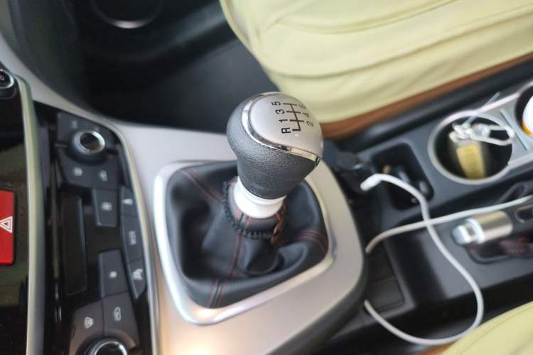 Used Haval M6 2017 1.5T Manual Two-Wheel Drive Elite Model Gear Lever