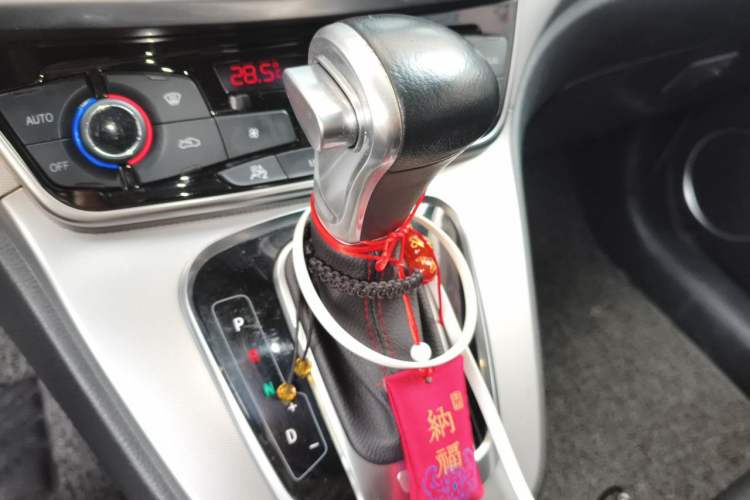 Used Haval M6 2017 1.5T Automatic Two-Wheel Drive Elite Model Gear Lever