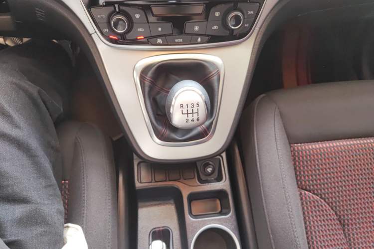 Used Haval M6 2017 1.5T Manual Two-Wheel Drive Urban Version Interior 6