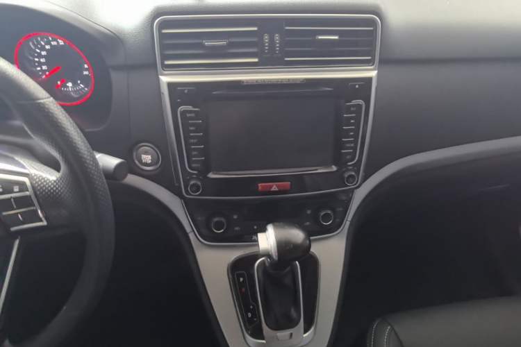 Used Haval M6 2017 1.5T Automatic Two-Wheel Drive Urban Model Audio And AC Panel