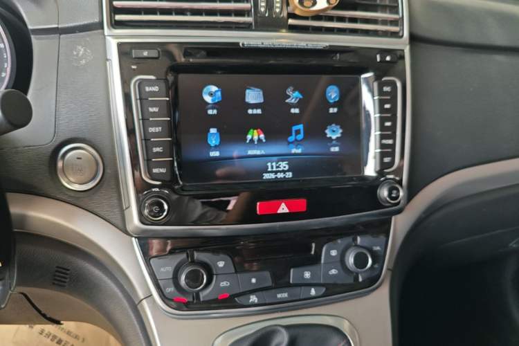 Used Haval M6 2017 1.5T Manual Two-Wheel Drive Elite Model Audio And AC Panel
