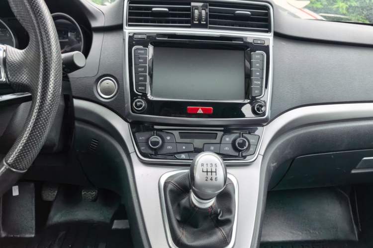 Used Haval M6 2017 1.5T Manual Two-Wheel Drive Elite Model Audio And AC Panel
