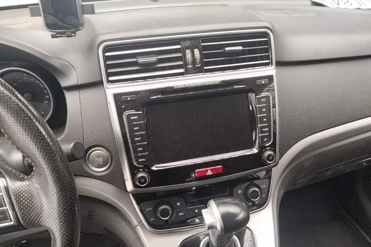 Used Haval M6 2017 1.5T Automatic Two-Wheel Drive Elite Model Audio And AC Panel