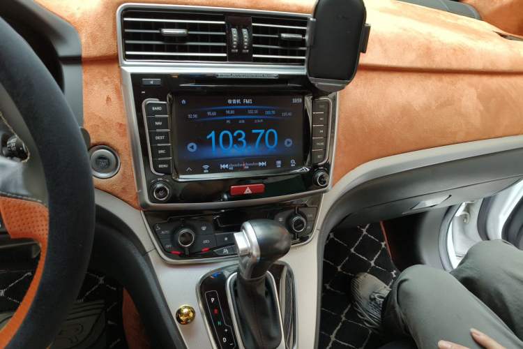 Used Haval M6 2017 1.5T Automatic Two-Wheel Drive Urban Model Audio And AC Panel