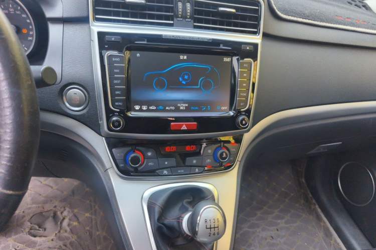 Used Haval M6 2017 1.5T Manual Two-Wheel Drive Elite Model Audio And AC Panel