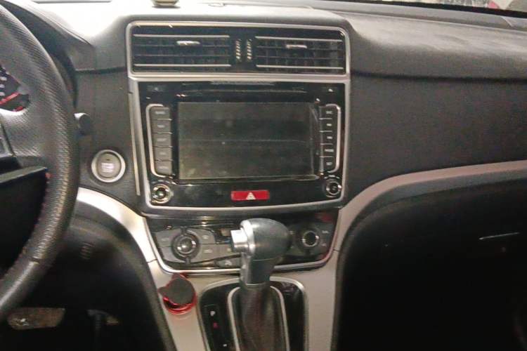 Used Haval M6 2017 1.5T Automatic Two-Wheel Drive Elite Model Audio And AC Panel