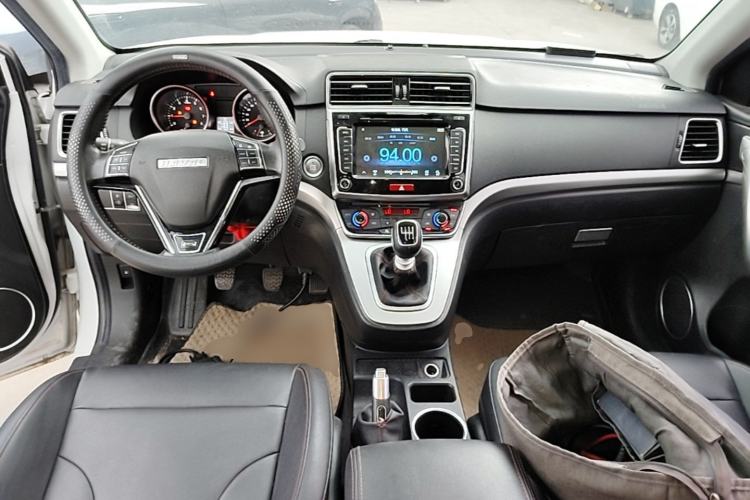 Used Haval M6 2017 1.5T Manual Two-Wheel Drive Elite Model Center Console