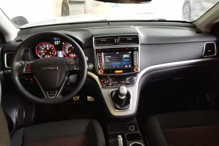 Used Haval M6 2017 1.5T Manual Two-Wheel Drive Urban Version Center Console