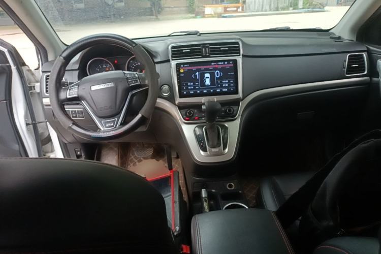 Used Haval M6 2017 1.5T Automatic Two-Wheel Drive Elite Model Center Console