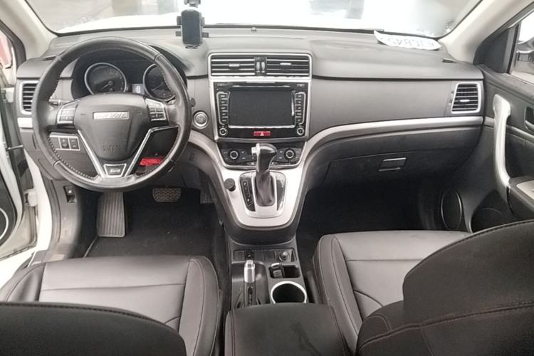 Used Haval M6 2017 1.5T Automatic Two-Wheel Drive Elite Model Center Console
