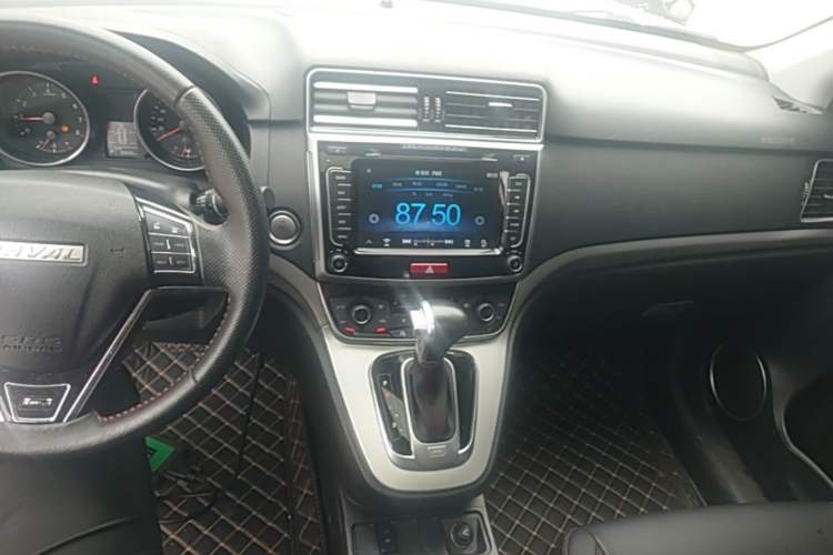 Used Haval M6 2017 1.5T Automatic Two-Wheel Drive Elite Model Center Console