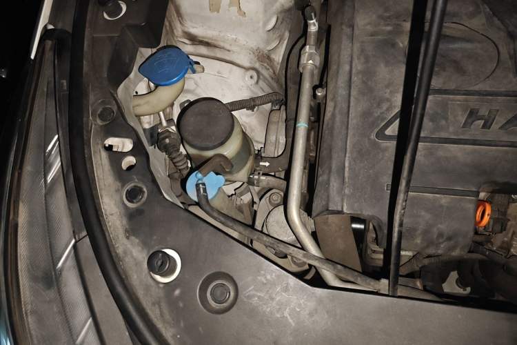 Used Haval M6 2017 1.5T Automatic Two-Wheel Drive Elite Model Engine Bay Right