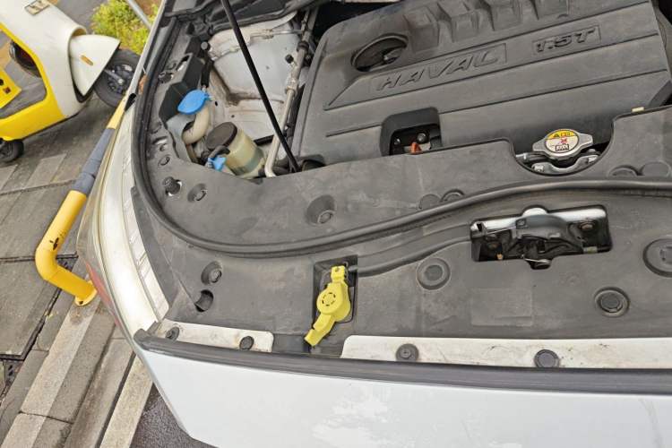 Used Haval M6 2017 1.5T Automatic Two-Wheel Drive Prestige Model Engine Bay Right