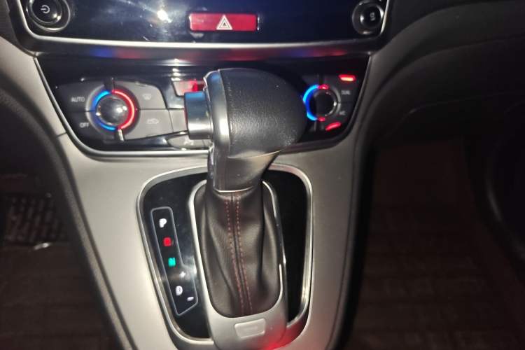 Used Haval M6 2017 1.5T Automatic Two-Wheel Drive Elite Model Gear Lever