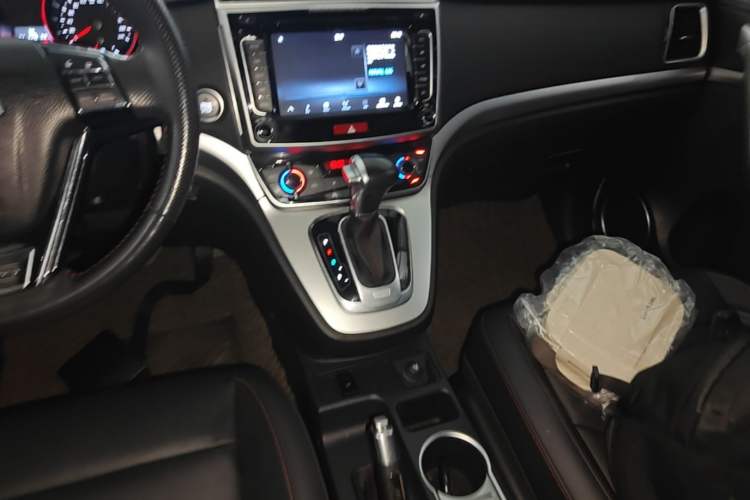 Used Haval M6 2017 1.5T Automatic Two-Wheel Drive Elite Model Gear Lever