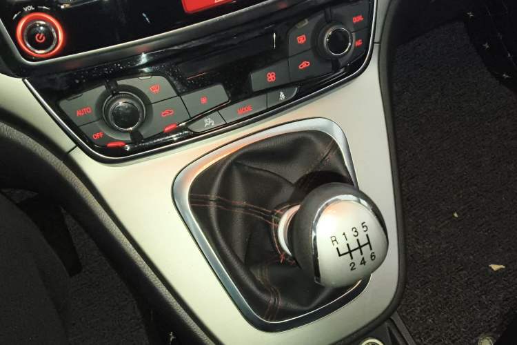 Used Haval M6 2017 1.5T Manual Two-Wheel Drive Elite Model Gear Lever