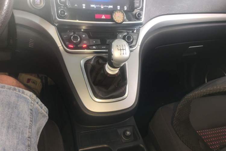 Used Haval M6 2017 1.5T Manual Two-Wheel Drive Urban Version Gear Lever