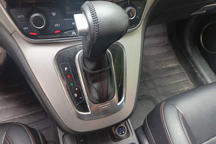 Used Haval M6 2017 1.5T Automatic Two-Wheel Drive Elite Model Gear Lever