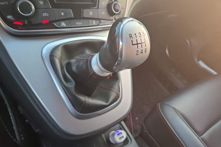 Used Haval M6 2017 1.5T Manual Two-Wheel Drive Elite Model Gear Lever
