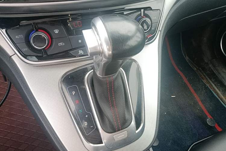 Used Haval M6 2017 1.5T Automatic Two-Wheel Drive Prestige Model Gear Lever