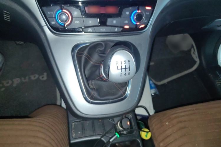 Used Haval M6 2017 1.5T Manual Two-Wheel Drive Elite Model Gear Lever