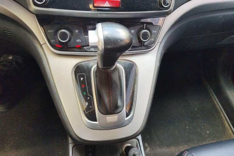 Used Haval M6 2017 1.5T Automatic Two-Wheel Drive Elite Model Gear Lever