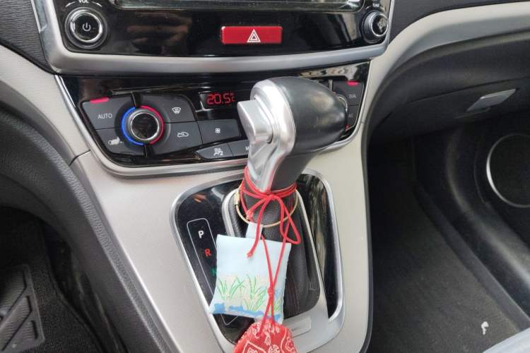 Used Haval M6 2017 1.5T Automatic Two-Wheel Drive Prestige Model Gear Lever