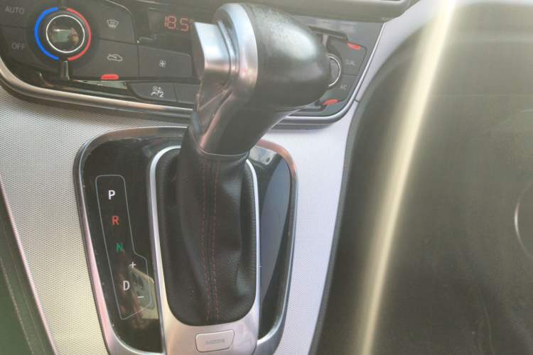 Used Haval M6 2017 1.5T Automatic Two-Wheel Drive Elite Model Gear Lever