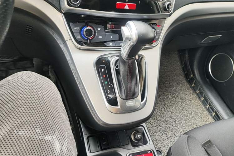 Used Haval M6 2017 1.5T Automatic Two-Wheel Drive Urban Model Gear Lever