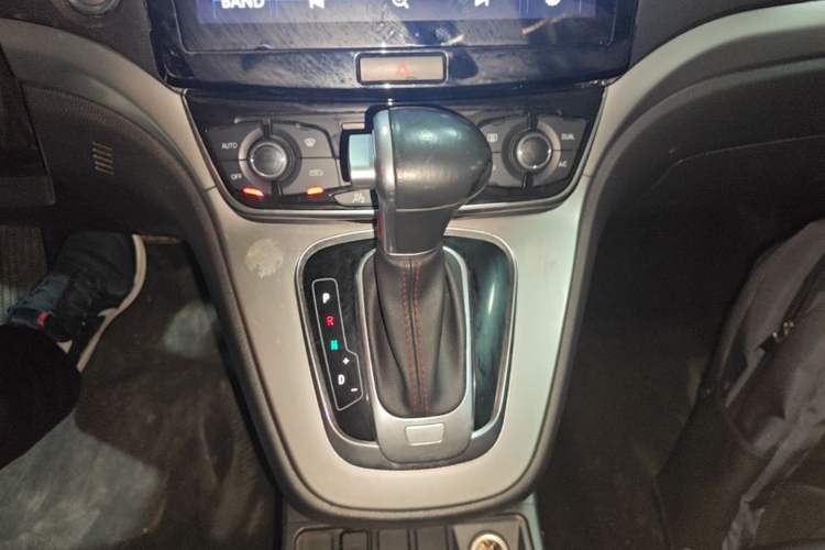 Used Haval M6 2017 1.5T Automatic Two-Wheel Drive Urban Model Gear Lever