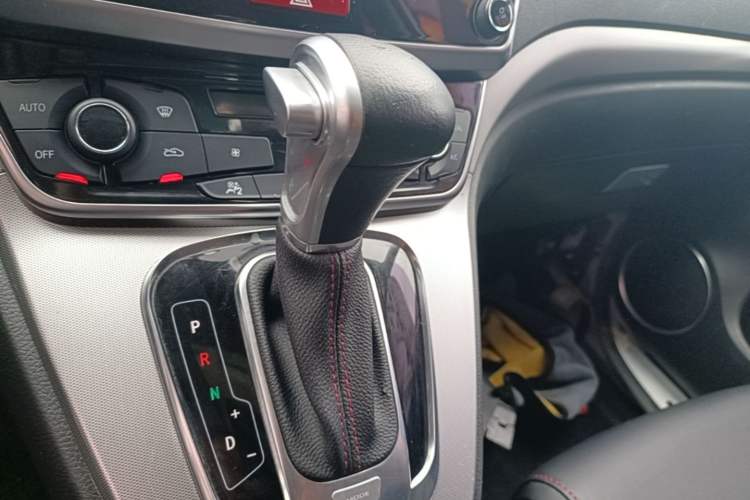 Used Haval M6 2017 1.5T Automatic Two-Wheel Drive Prestige Model Gear Lever