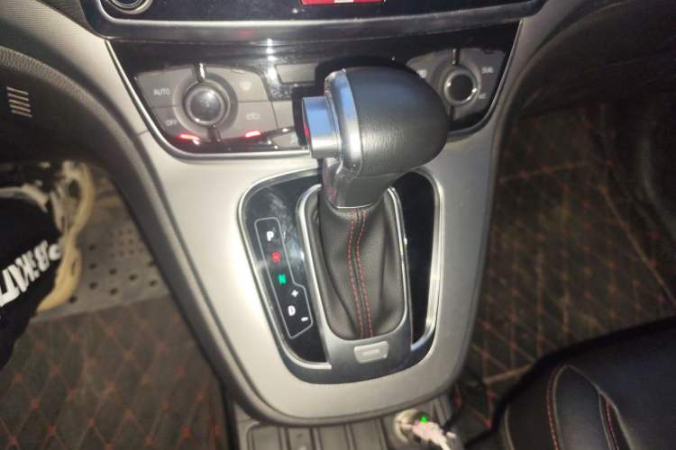 Used Haval M6 2017 1.5T Automatic Two-Wheel Drive Elite Model Gear Lever