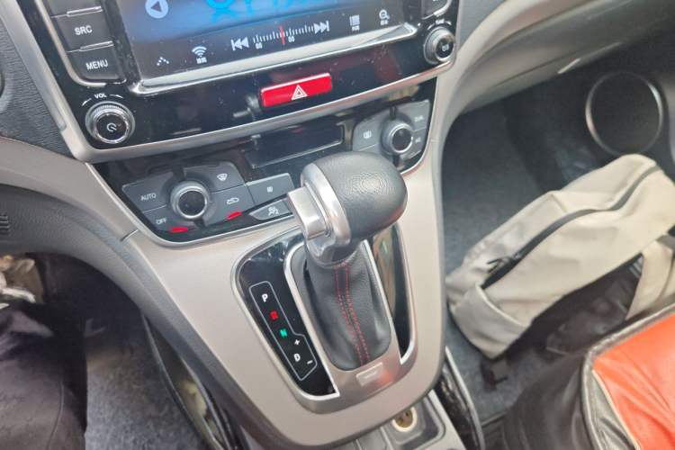 Used Haval M6 2017 1.5T Automatic Two-Wheel Drive Elite Model Gear Lever