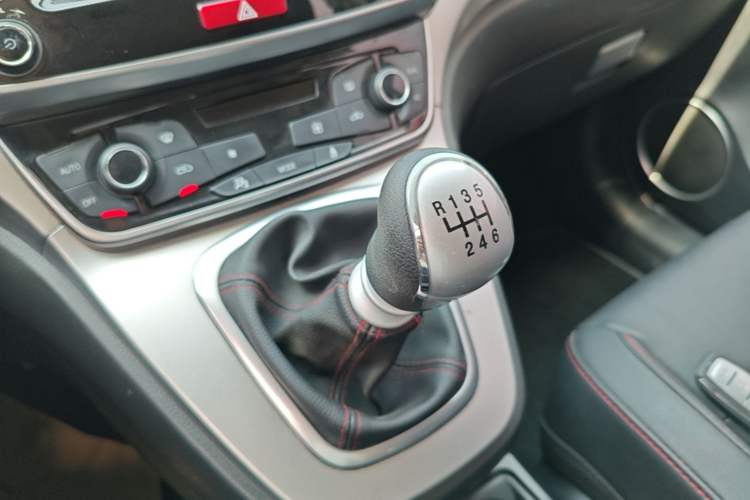 Used Haval M6 2017 1.5T Manual Two-Wheel Drive Elite Model Gear Lever