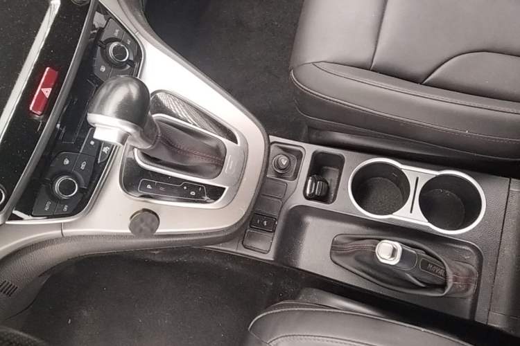 Used Haval M6 2017 1.5T Automatic Two-Wheel Drive Elite Model Gear Lever