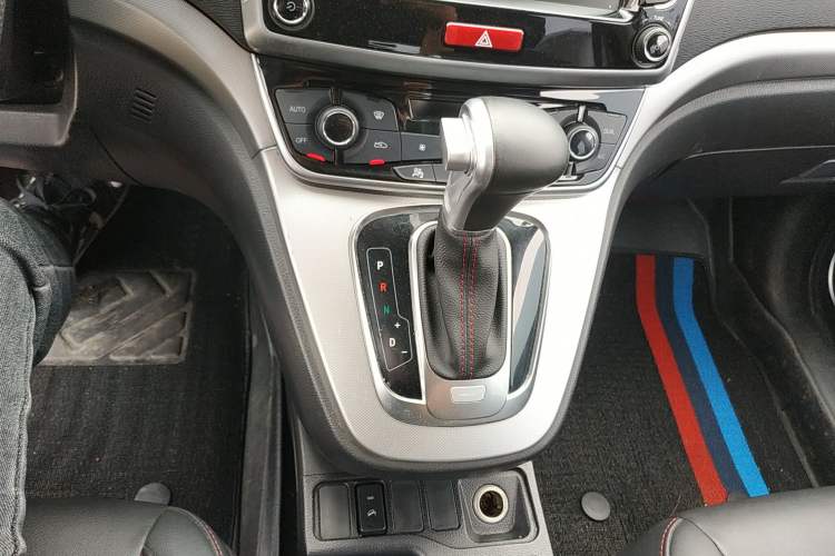 Used Haval M6 2017 1.5T Automatic Two-Wheel Drive Elite Model Gear Lever