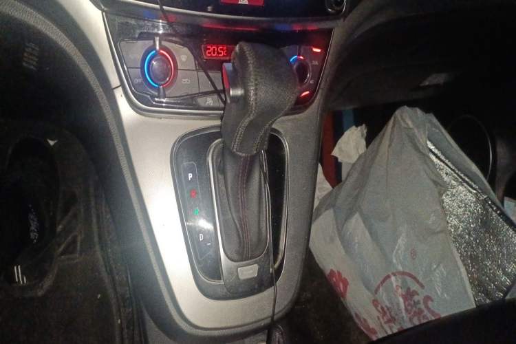 Used Haval M6 2017 1.5T Automatic Two-Wheel Drive Elite Model Gear Lever