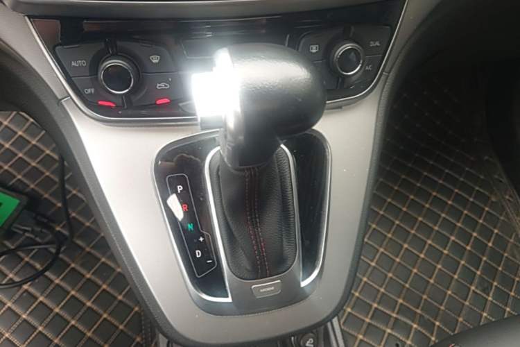 Used Haval M6 2017 1.5T Automatic Two-Wheel Drive Elite Model Gear Lever