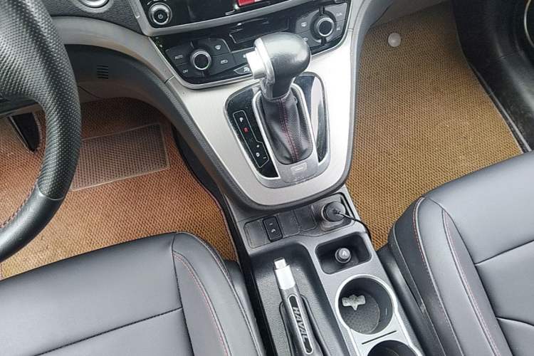 Used Haval M6 2017 1.5T Automatic Two-Wheel Drive Elite Model Gear Lever