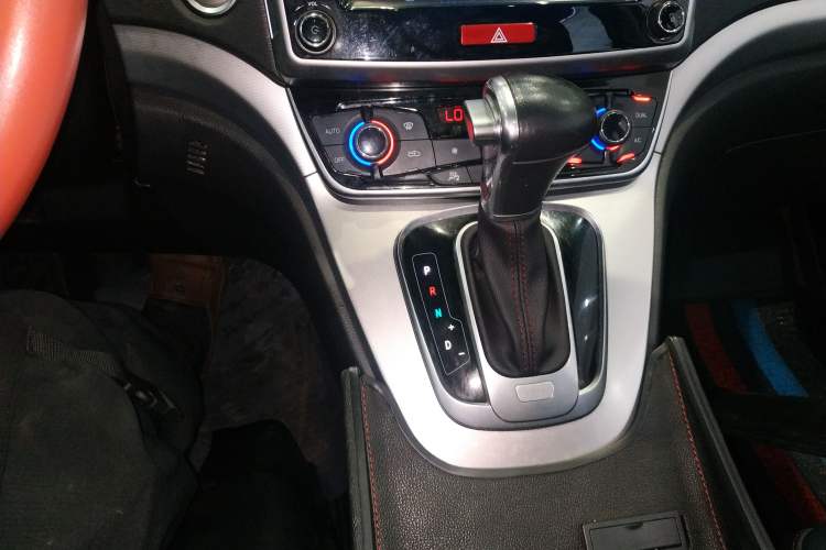 Used Haval M6 2017 1.5T Automatic Two-Wheel Drive Elite Model Gear Lever