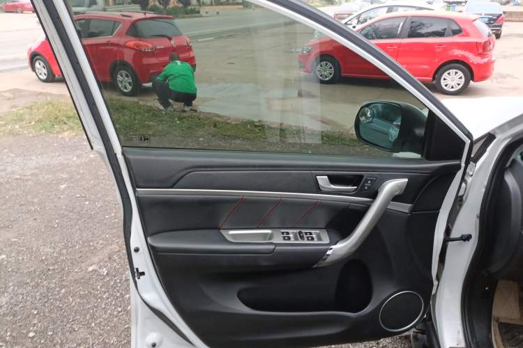 Used Haval M6 2017 1.5T Manual Two-Wheel Drive Elite Model Interior 4