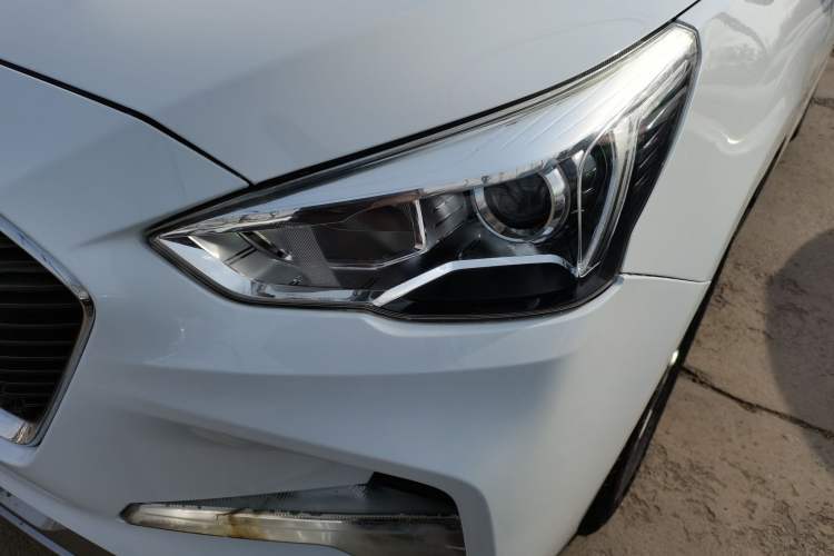 Used Haval M6 2017 1.5T Automatic Two-Wheel Drive Elite Model Left Front Headlight