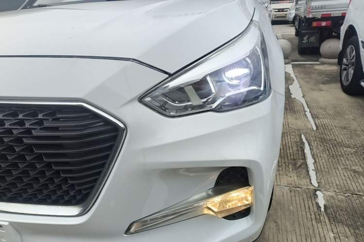 Used Haval M6 2017 1.5T Automatic Two-Wheel Drive Prestige Model Left Front Headlight