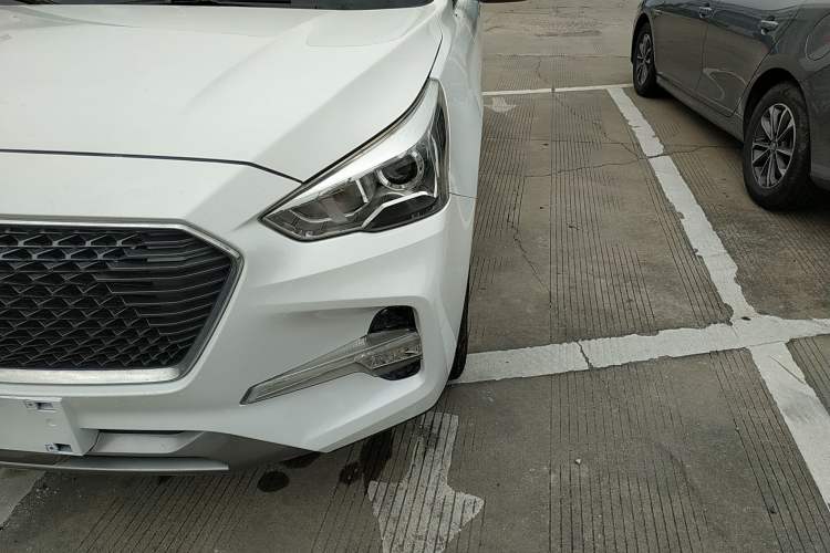 Used Haval M6 2017 1.5T Automatic Two-Wheel Drive Elite Model Left Front Headlight